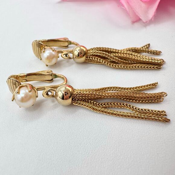 Vintage Faux Pearl And Tassel Clip On Earrings Gold Tone Chic Occasion Holiday - Picture 1 of 10